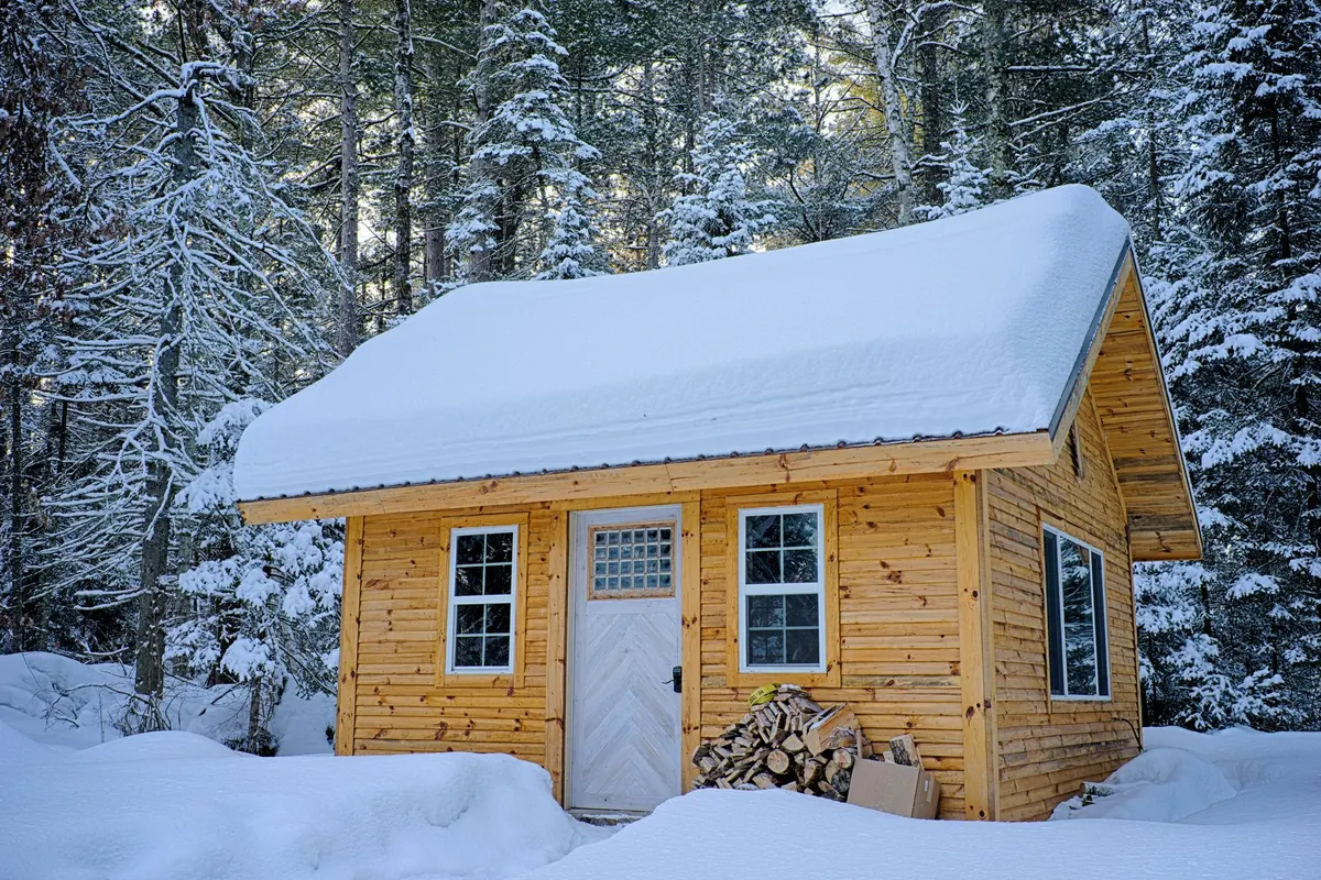 Cedar Log Home vs. Timber Frame: Which Is Better for UK Weather?