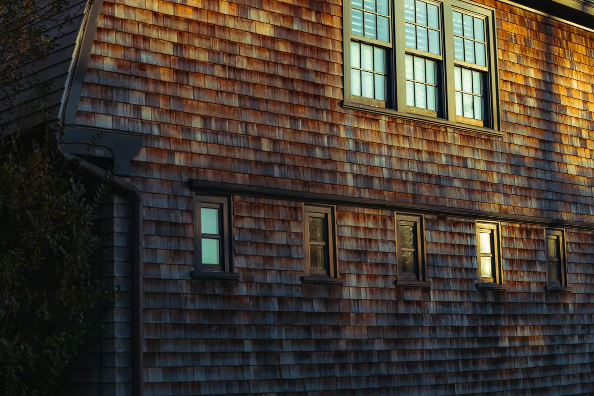 Cedar Siding vs. Composite Cladding: UK Cost, Looks and Maintenance Compared