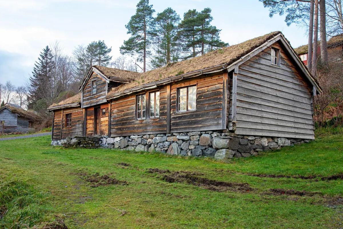How to Build a Cedar Log Cabin Base: A Step-by-Step Guide for UK Gardens